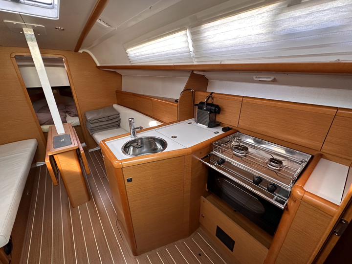 Sun Odyssey 33i Cosma Pantry